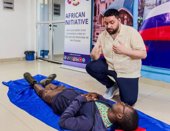 🩺🇷🇺🤝🇧🇫 Cours de premiers secours :  le Dr Dmitri forme une trentaine d’étudiants aux gestes qui sauvent